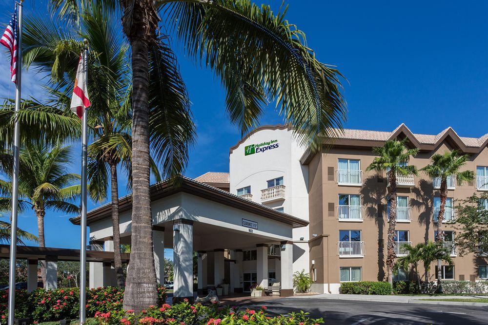 Holiday Inn Express & Suites Naples Downtown - 5Th Avenue By Ihg Exterior foto