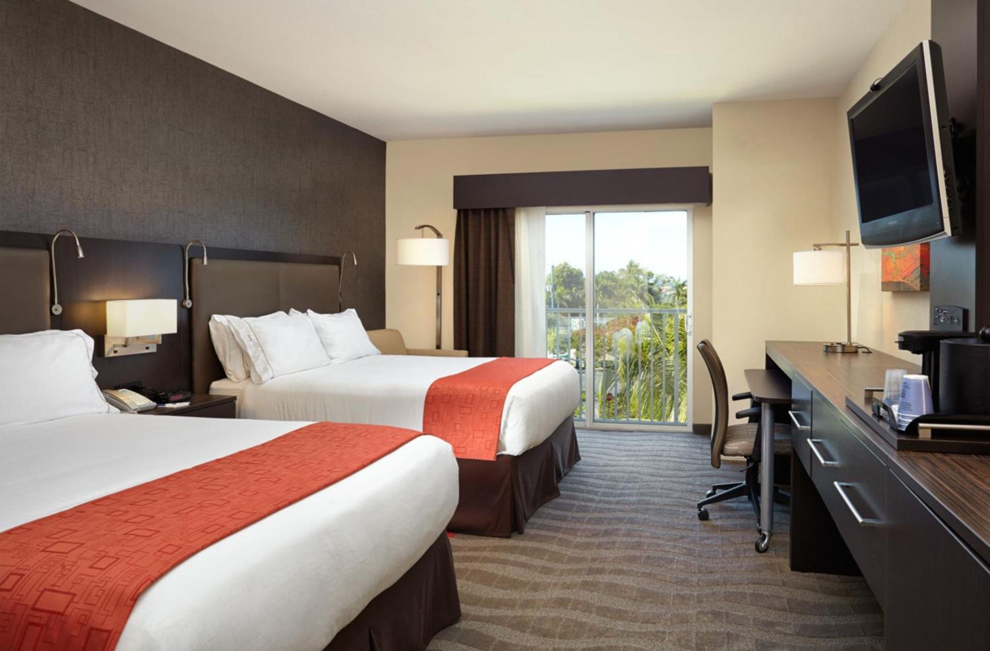 Holiday Inn Express & Suites Naples Downtown - 5Th Avenue By Ihg Exterior foto